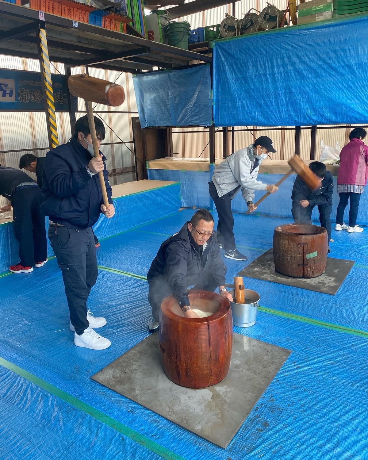 年末に毎年恒例の餅つきを行いました。