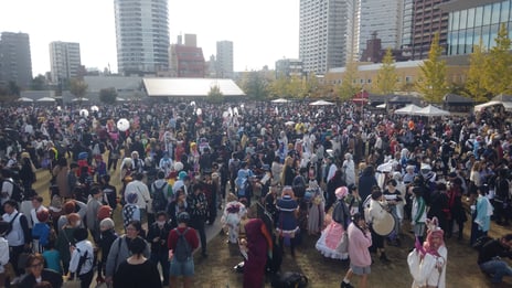 「池袋ハロウィンコスプレフェス2023 」
アニメ・ゲームなど多様なコスプレイヤーが池袋の街を彩り、
イベント来場者は過去最大の14万1千人を記録
～サンシャイン60通り開催のパレードには
コスプレイヤー約400名が参加～