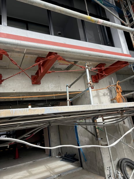マンション庇鉄骨工事