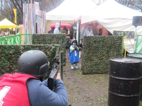 新宿の期間限定「赤外線銃サバゲーフィールド」
雨の最終日は大人も子供も泥だらけでサバイバルゲーム