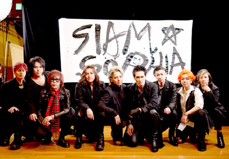 【30th Anniversary “SIAM SOPHIA” 全員集合スペシャル・番組レポート】 
SOPHIA とSIAM SHADE メンバー計9 人が勢揃い！ 
発起人の松岡充が栄喜に連絡した意外すぎる方法とは？ 
〜アーティスト写真撮影＆即興ロゴ制作の模様もお届け〜